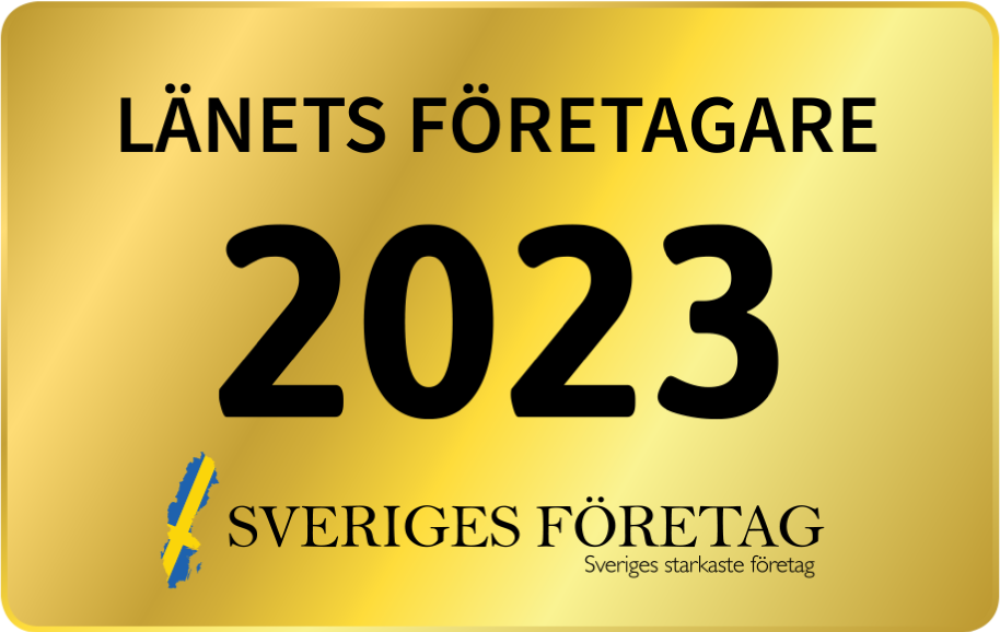 Guldplakett med texten "Länets företagare 2023 – SVERIGES FÖRETAG: Sveriges starkaste företag" geografisk illustration av Sverige med svenska flaggan i nedre vänstra hörnet